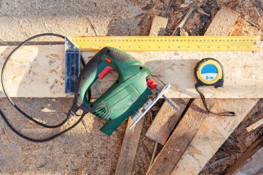 Jig saw, inşaat rulet, cetvel. Ahşap Sunta (Sunta kesme aletleri)