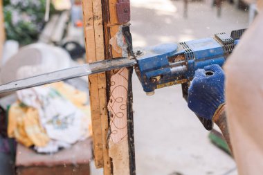 Eski kesim işçisi bir chainsaw kullanma ışınla