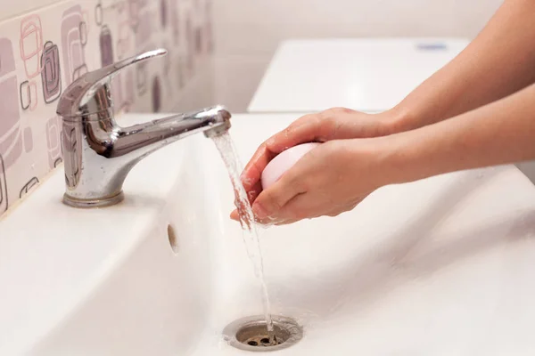 Eine Frau Wäscht Ihre Hände Mit Seife Einem Weißen Waschbecken — Stockfoto