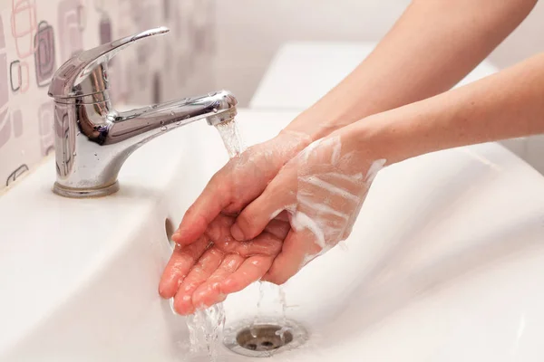 Eine Frau Wäscht Sich Unter Fließendem Wasser Seifenschaum Aus Den — Stockfoto