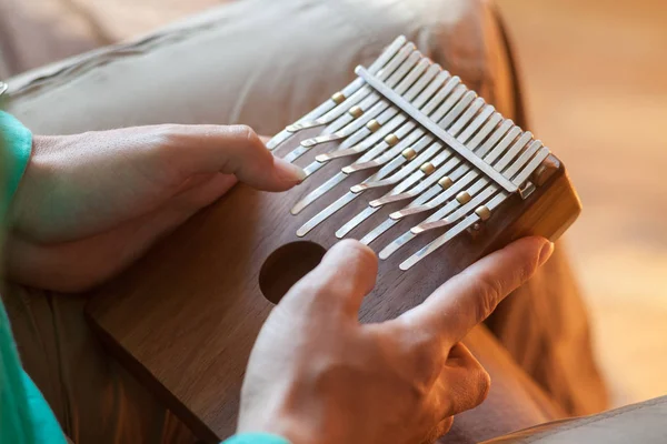 手持传统非洲乐器的男子手里拿着一大 Kalimba Kalimba — 图库照片