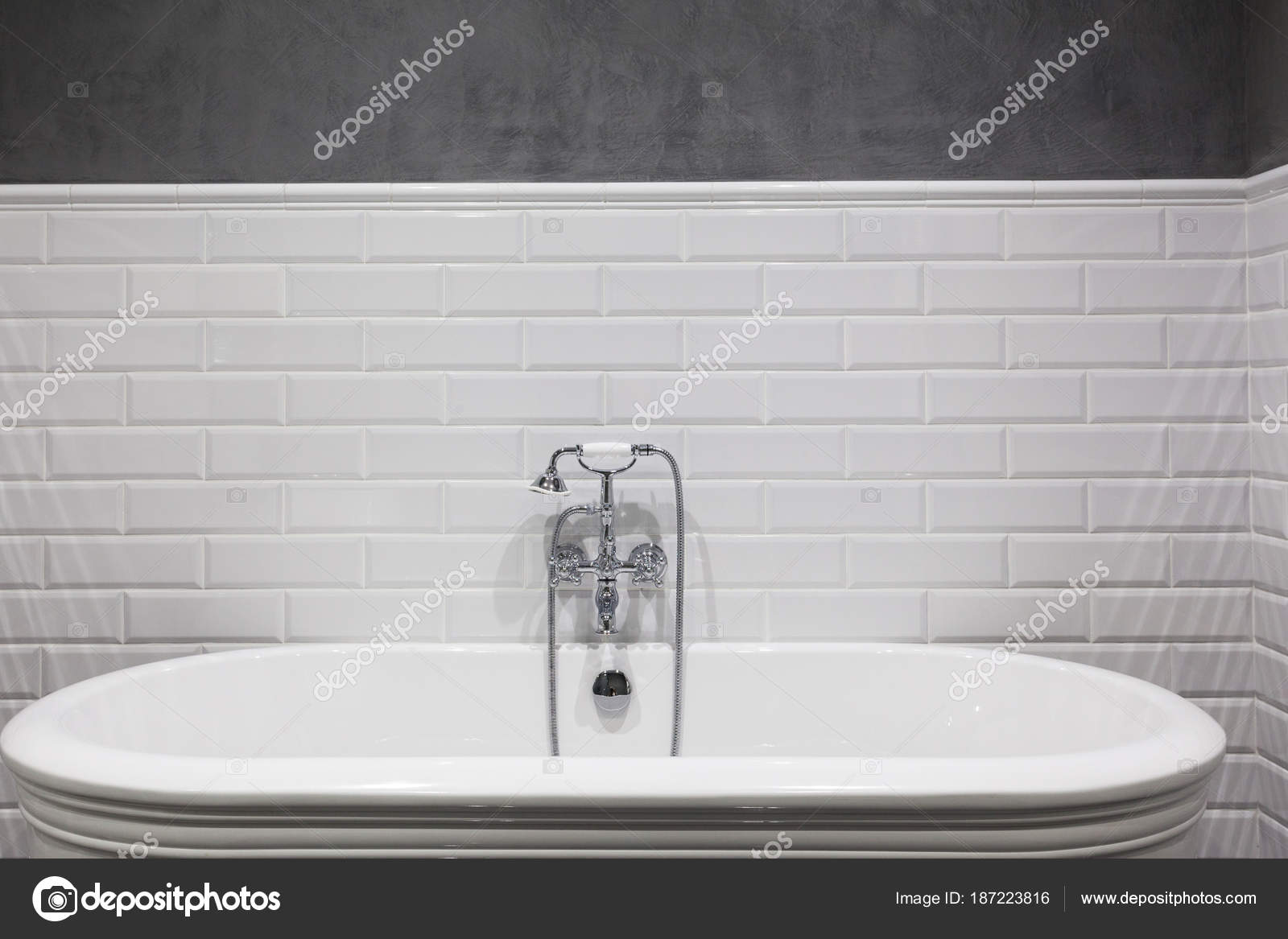 Helles Badezimmer Mit Neuen Fliesen Chrom Dusche Wasserhahn Weißes