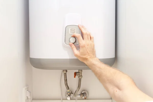 Close Mãos Homem Definir Temperatura Água Caldeira Elétrica — Fotografia de Stock