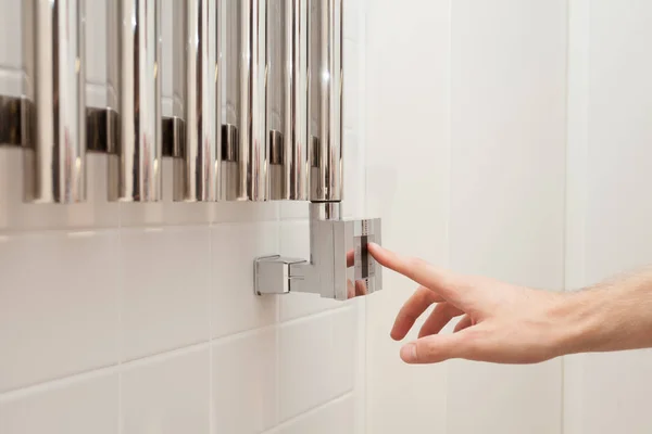 Die Männliche Hand Reguliert Die Temperatur Beheizten Handtuchhalter — Stockfoto