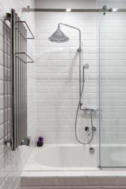 Parlak yeni karo banyo. Krom duş, musluk, beyaz banyo