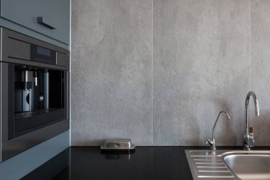 Yeni modern beyaz mutfak yapılı içinde fırın ve krom su ile dokunun