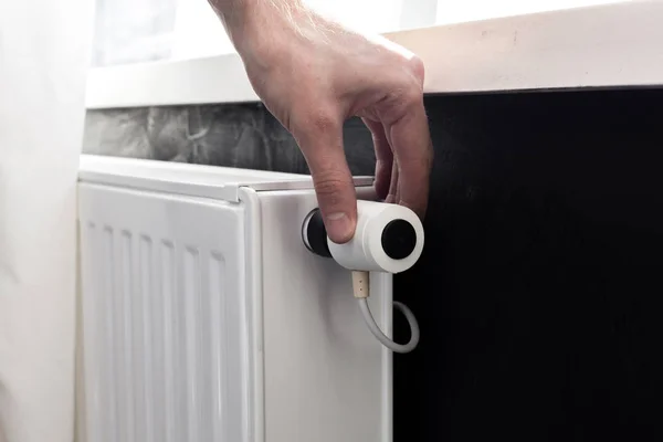 Radiatorjustering Nærmer Seg Menneskets Håndjusterende Radiatortemperatur – stockfoto