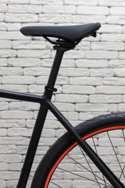 Siyah tel beyaz duvara karşı.