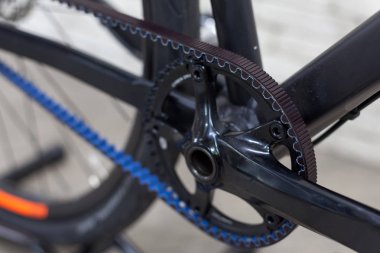 Beyaz dokulu arka plan üzerinde yeni modern yolun bisiklet. Bir bisiklet unsuru. 