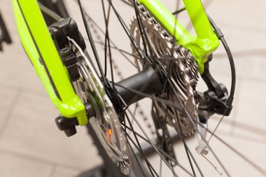 Beyaz dokulu arka plan üzerinde yeni modern yol bisikleti. 