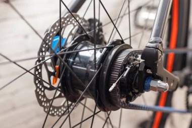 Yakın zinciri Bisiklet ve beyaz duvara karşı engellemek.