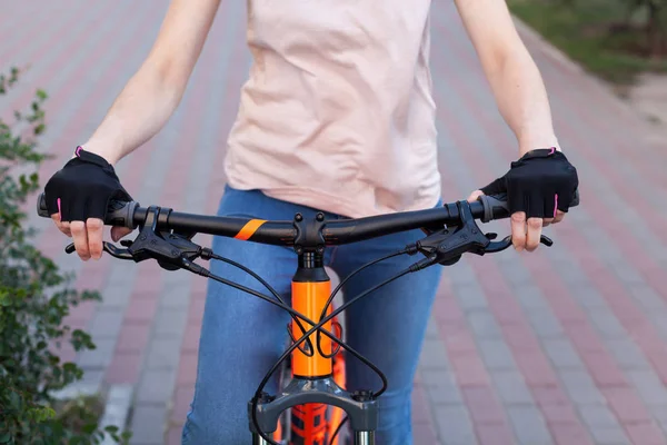 Dziewczyna Rękawiczki Rowerowe Trzyma Rękę Kierownicy Mocowanie Hamulców — Zdjęcie stockowe