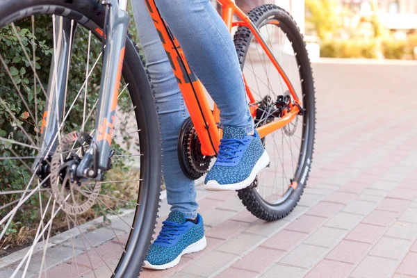 Chica Puso Pie Pedal Bicicleta Elemento Bicicleta Sobre Fondo Calle —  Fotos de Stock