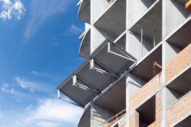 Yeni bir çok katlı bina inşaatı. Yükseklikten düşen taş karşı koruma