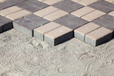 Gri bloklar - yan görünüm parke. Yeni kaldırım dikdörtgen taşlarla. Parke fayans döşeme sürecinde. 