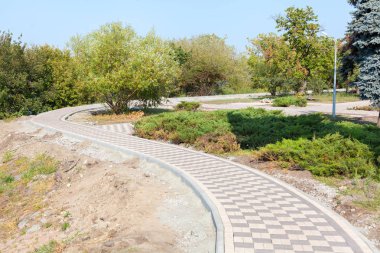 Gri bloklar - yan görünüm parke. Kare taşlarla yeni kaldırım.