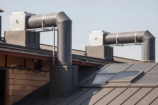 Air Conditioning Apparatuur Bovenop Een Nieuwe Metalen Dak Van Modern — Stockfoto