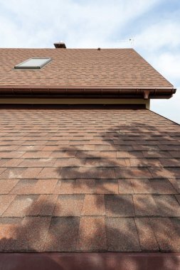 İnşaat çatı ve modüler baca, ışıklıklar, tavan, dormers ve saçak ile yeni ev inşa