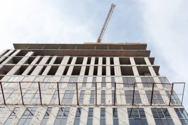 Yarım kalmış çimento bir inşaat alanında bina. Enerji verimliliği ev duvar yenileme enerji tasarrufu için. 