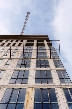 Yarım kalmış çimento bir inşaat alanında bina. Enerji verimliliği ev duvar yenileme enerji tasarrufu için. 