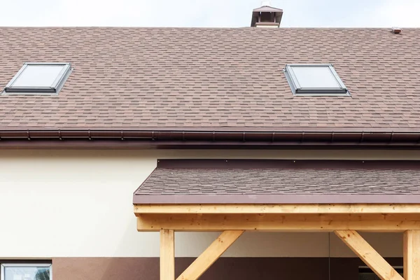 アスファルト鉄片または瀝青タイル工事と屋根の上窓天窓 — ストック写真