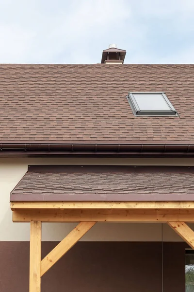 アスファルト鉄片または瀝青タイル工事と屋根の上窓天窓 — ストック写真