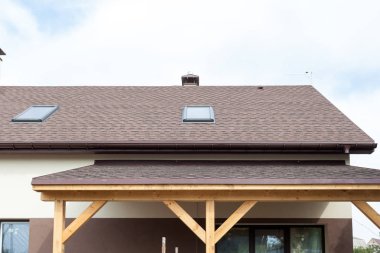 İnşaat çatı ve modüler baca, ışıklıklar, tavan, dormers ve saçak ile yeni ev inşa