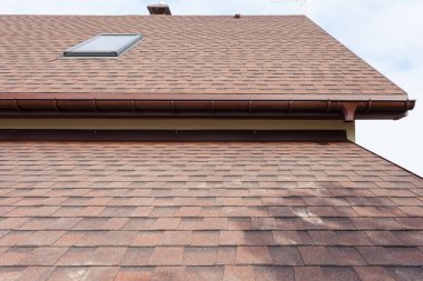 İnşaat çatı ve modüler baca, ışıklıklar, tavan, dormers ve saçak ile yeni ev inşa