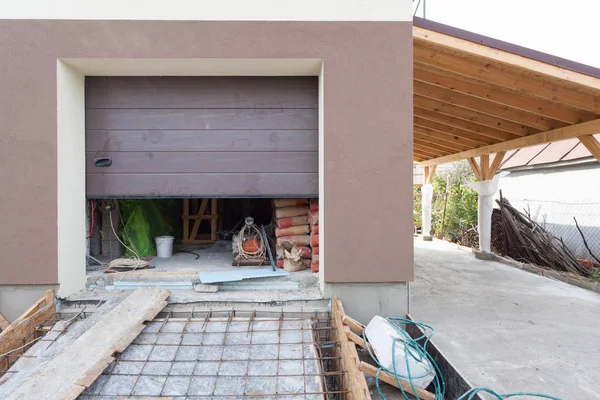 Puerta Garaje Abierta Casa Moderna Con Cimientos Construcción — Foto de Stock