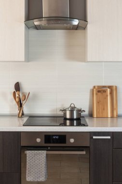 Bir seramik tabak aspiratör davlumbaz ve fırın ile yeni modern mutfakta pişirme pan açıktır