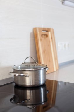 Bir seramik tabak yeni modern mutfak pişirme pan açıktır.