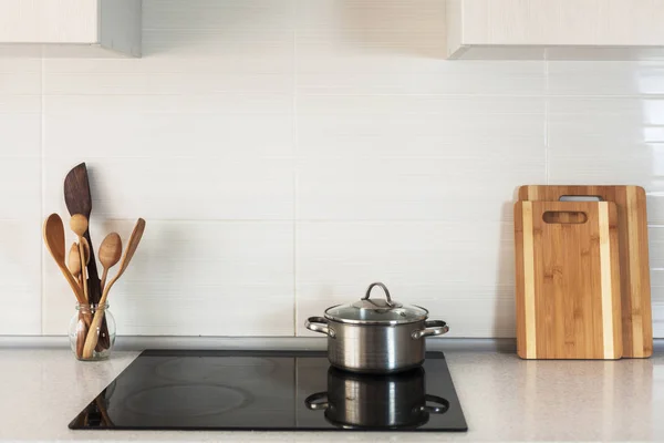 Panela Está Uma Placa Cozinha Cerâmica Nova Cozinha Moderna — Fotografia de Stock