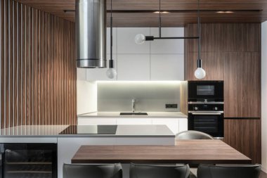 Yeni ve çağdaş dairede modern mutfak