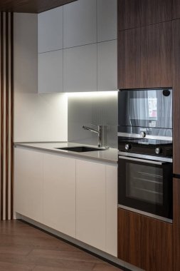 Yeni ve çağdaş dairede modern mutfak