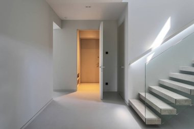 Beyaz ve modern bir daire, içi boş.