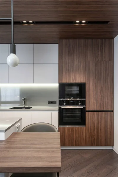 Современная кухня в новой и современной квартире — стоковое фото