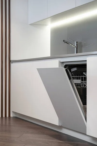 새롭고 현대적 인 아파트에 있는 현대식 주방 — 스톡 사진