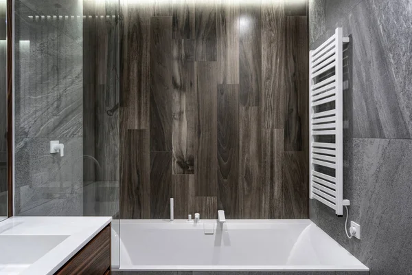 Белая и современная ванная в новой современной ванной комнате — стоковое фото
