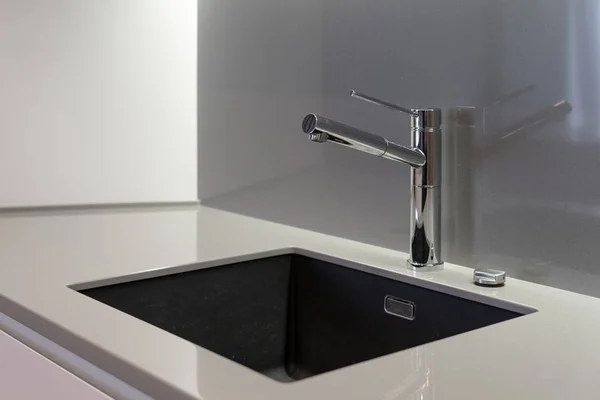 新的当代厨房里有水龙头的现代水槽 — 图库照片