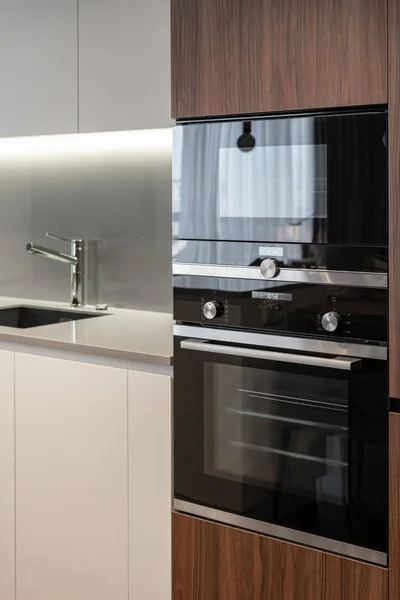 Modern konyha új és kortárs apartman — Stock Fotó