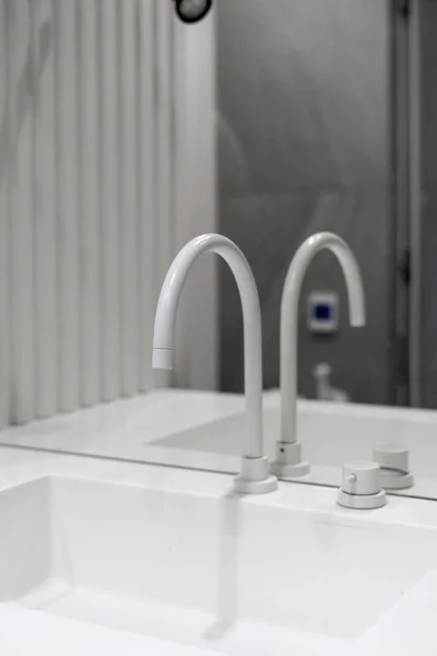 Cuenca moderna con grifo de agua en el nuevo baño contemporáneo — Foto de Stock