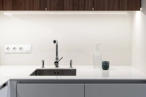 Современная раковина с водопроводным краном на новой современной кухне — стоковое фото