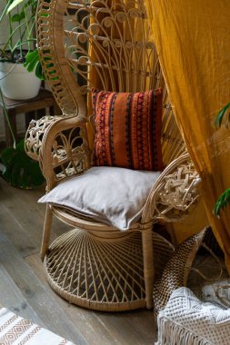 Boho tarzı iç mekanı olan rahat bir ev.