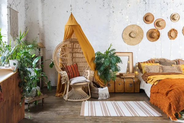 Boho tarzı iç mekanı olan rahat bir ev.