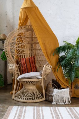Boho tarzı iç mekanı olan rahat bir ev.