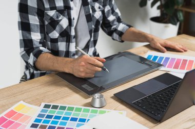 Ofiste grafik tabletle çalışan genç yetişkin tasarımcı