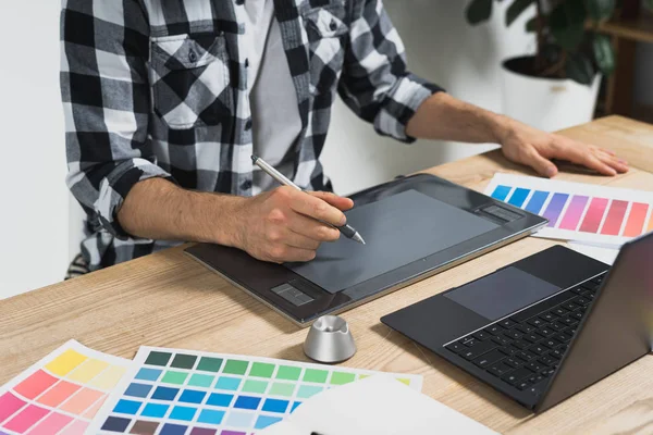 Ofiste grafik tabletle çalışan genç yetişkin tasarımcı