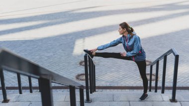 Eğitimden önce vücudunu esneten genç bir kız.