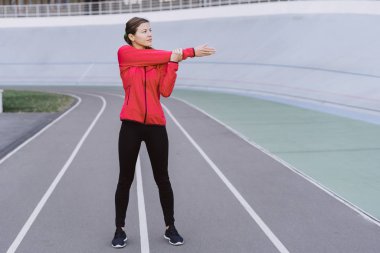 Eğitimden önce vücudunu esneten genç bir kız.