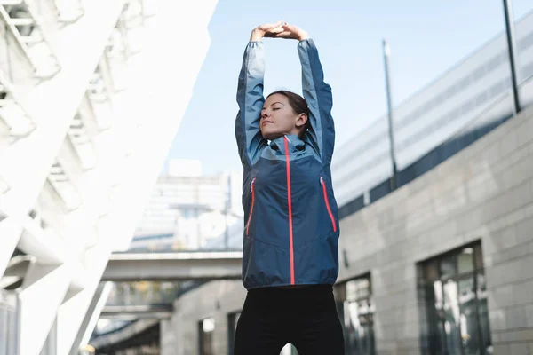 Jong volwassen sportief meisje stretching lichaam voor cardio workout — Stockfoto